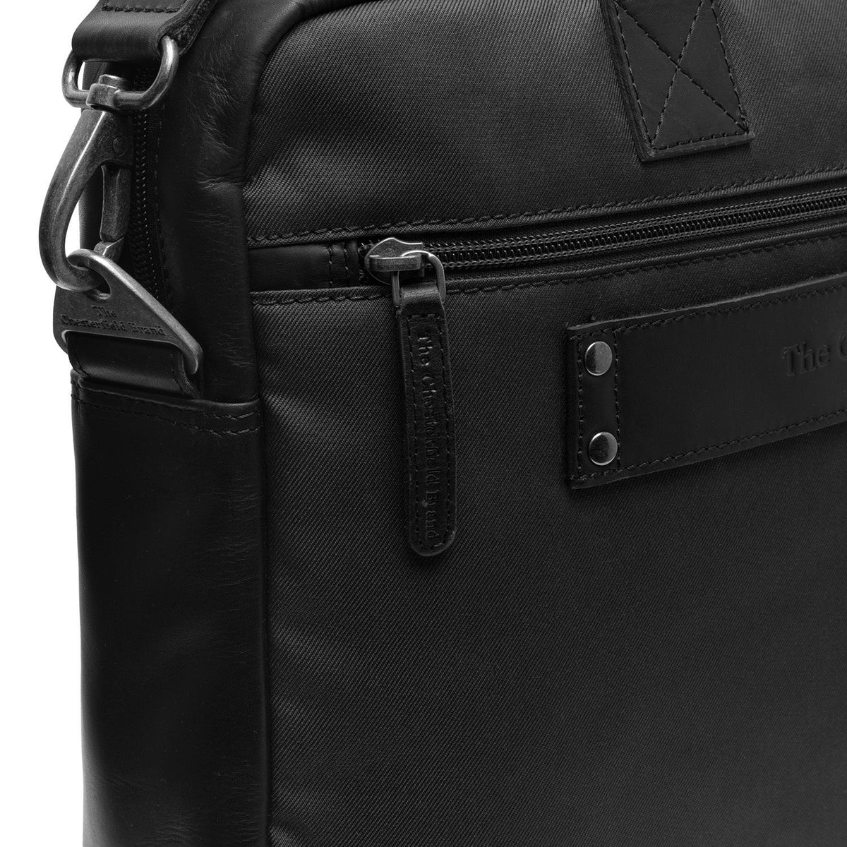 
Classic 100% Full-Grain leather Briefcase - Perspectiva trasera con correas de cuero reforzadas