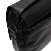 
Solid Antique Brass Hardware & Heavy-Duty Dual Zipper Detail on Richard Maletín para portátil de cuero flor