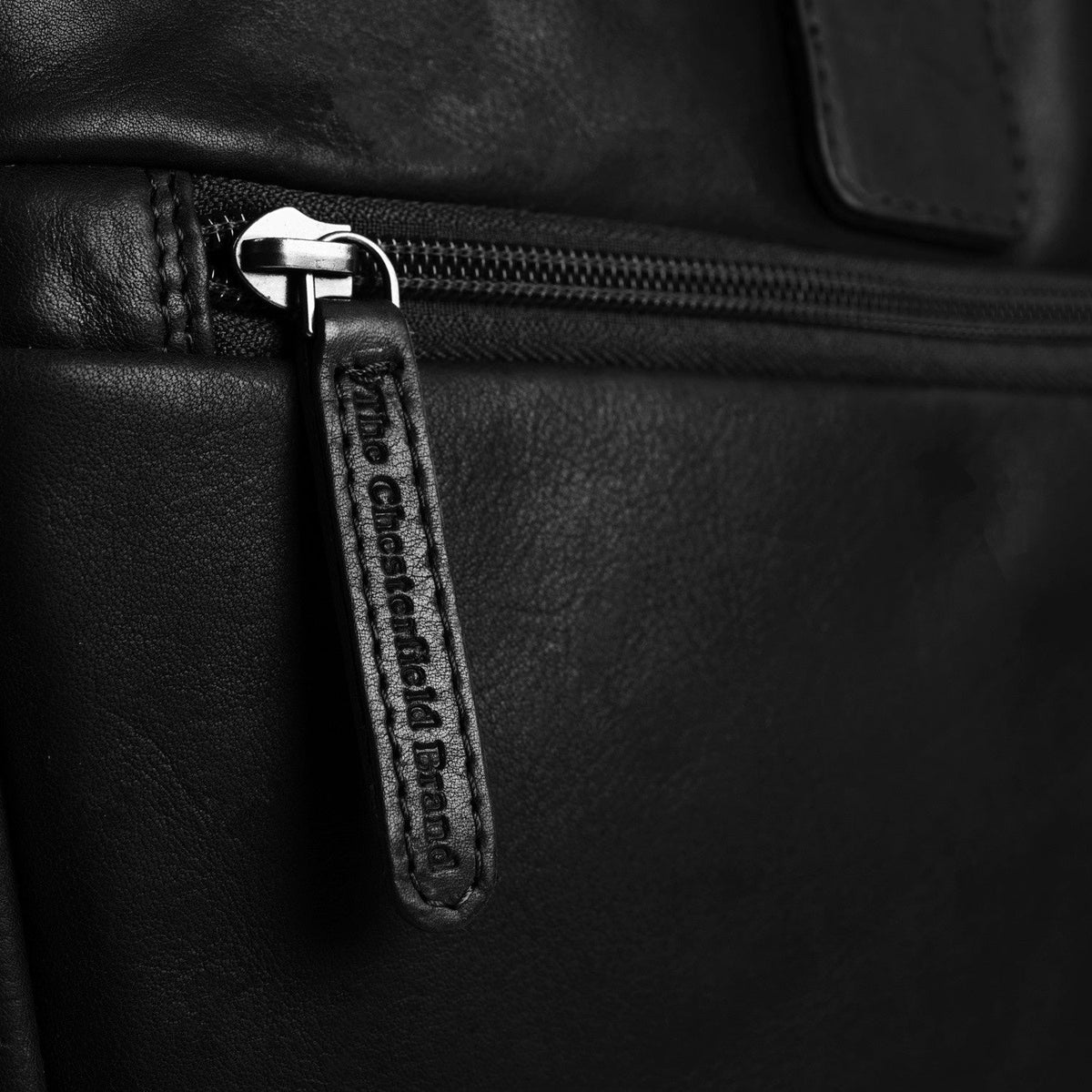 Vista interior Showing Dedicated Padded Laptop Sleeve & Multi-Compartment Organization