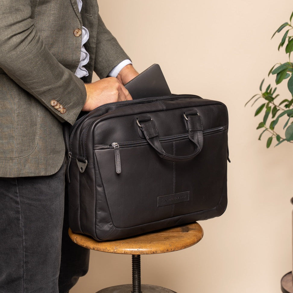 Seth Full-Grain Leather Laptop Bag para Hombre - Structured Side Profile Showing Gusset Depth &amp; Expansion Capacity