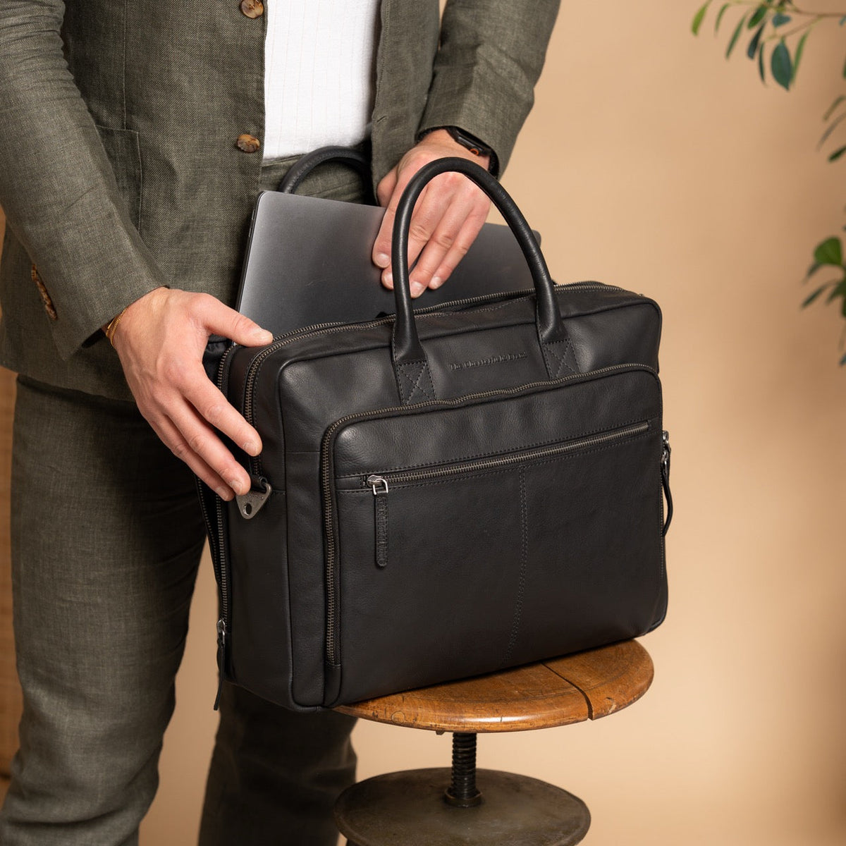 Tacama Full-Grain Leather Laptop Bag para Mujer - Structured Side Profile Showing Gusset Depth &amp; Expansion Capacity