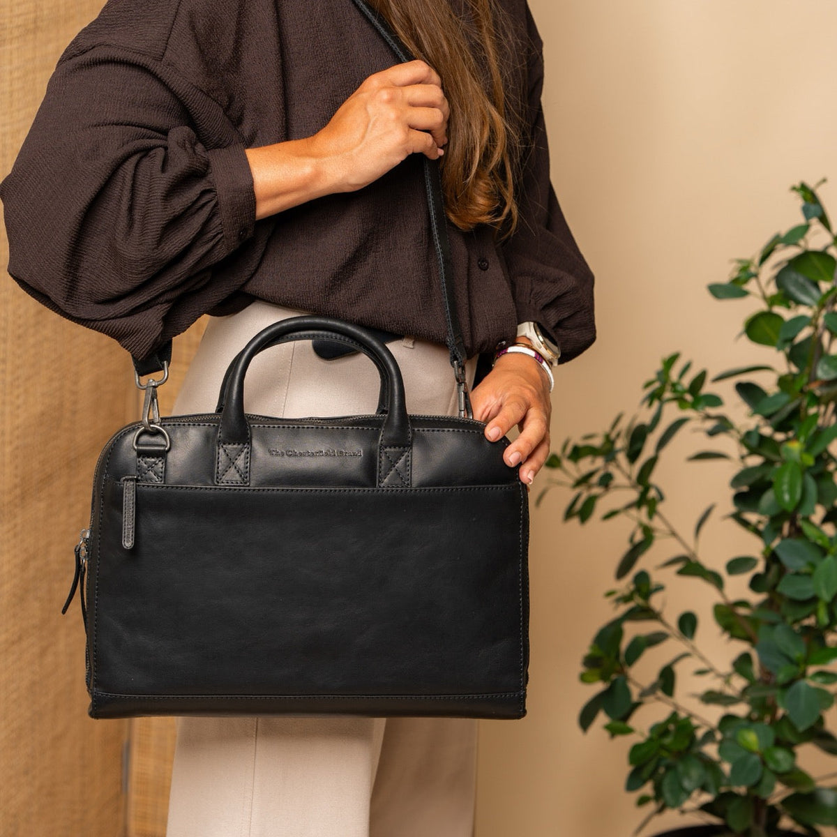 Tilbury Full-Grain Leather Laptop Bag para Mujer - Structured Side Profile Showing Gusset Depth &amp; Expansion Capacity