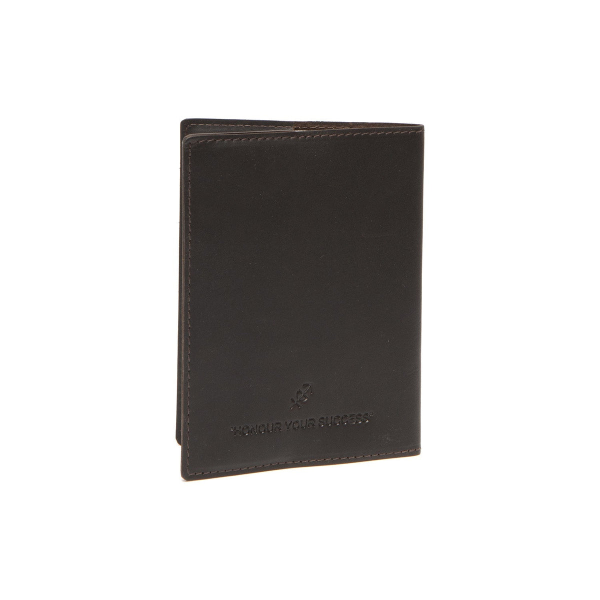 Styled Fit Perspective of Leather Passport Case para Mujer on Model - Natural Daylight Drape