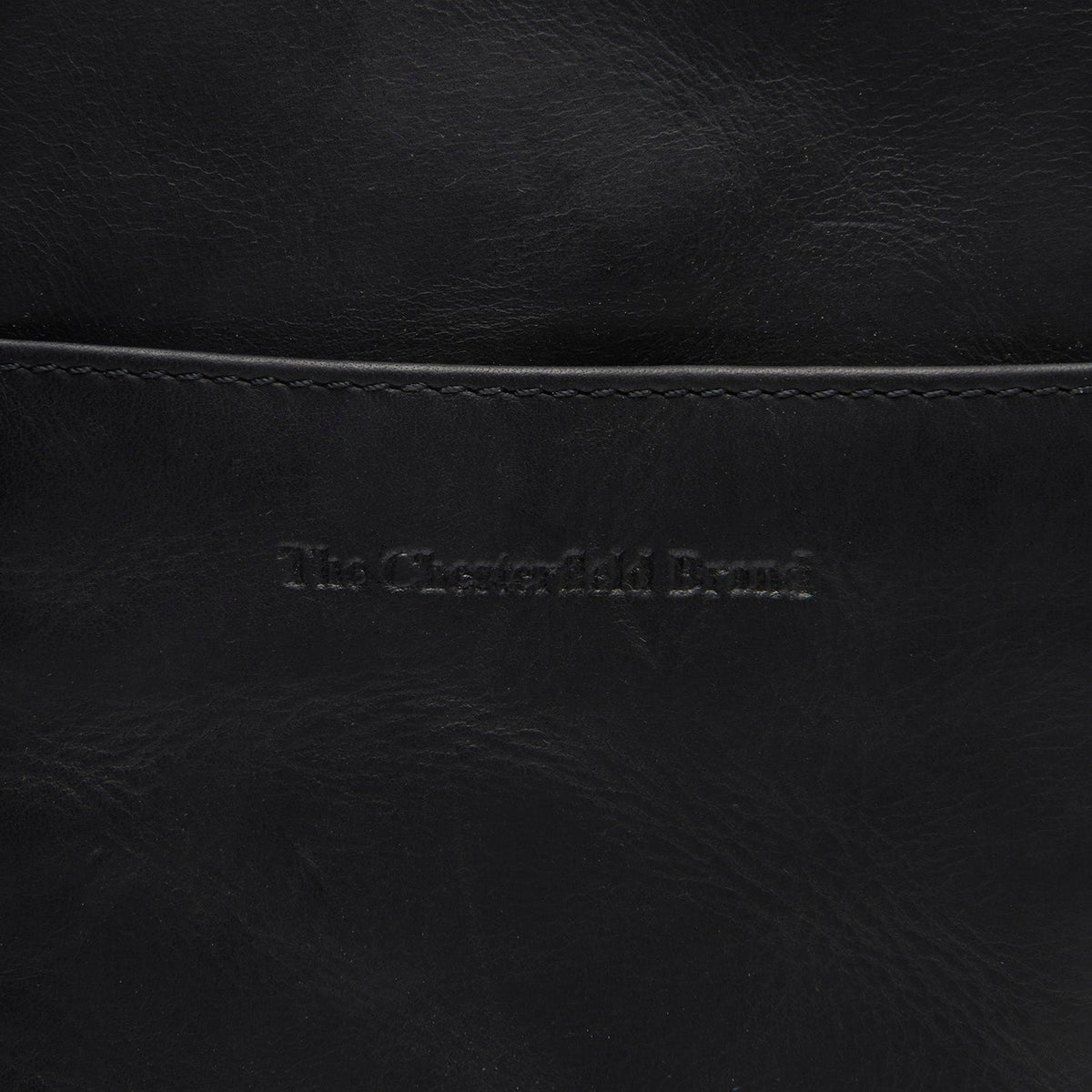 
Vista de detalle of Classic Collar & Heavy-Duty Zipper Hardware on Alesund Cuero Flor Integral Phone Bag