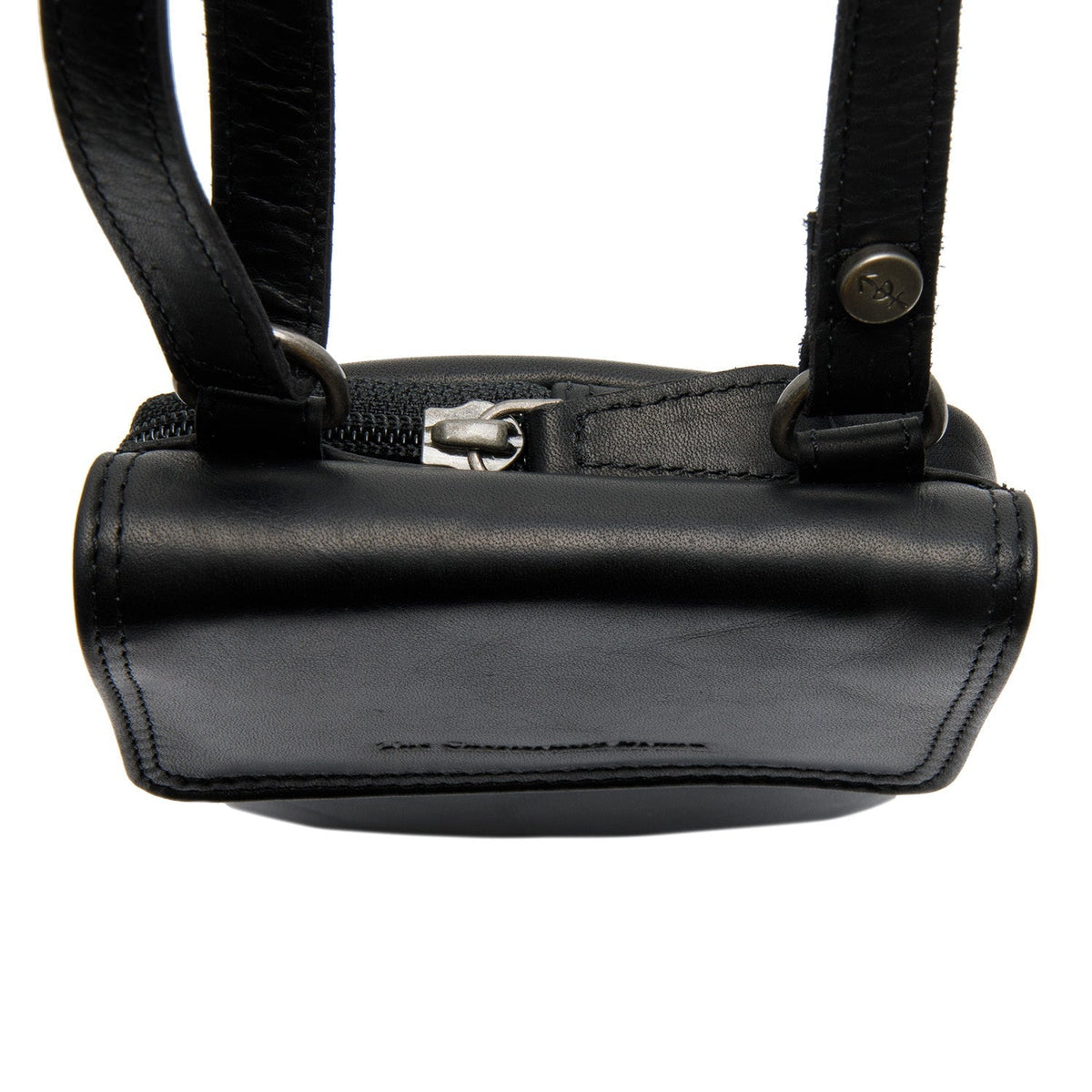 Detalle de cerca of Classic Collar &amp; Heavy-Duty Zipper Hardware on Langley Full-Grain Leather Phone Bag para Mujer