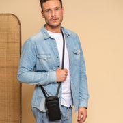 Valdes Full-Grain Leather Phone Bag para Mujer - Vista de perfil lateral con corte ergonómico de manga