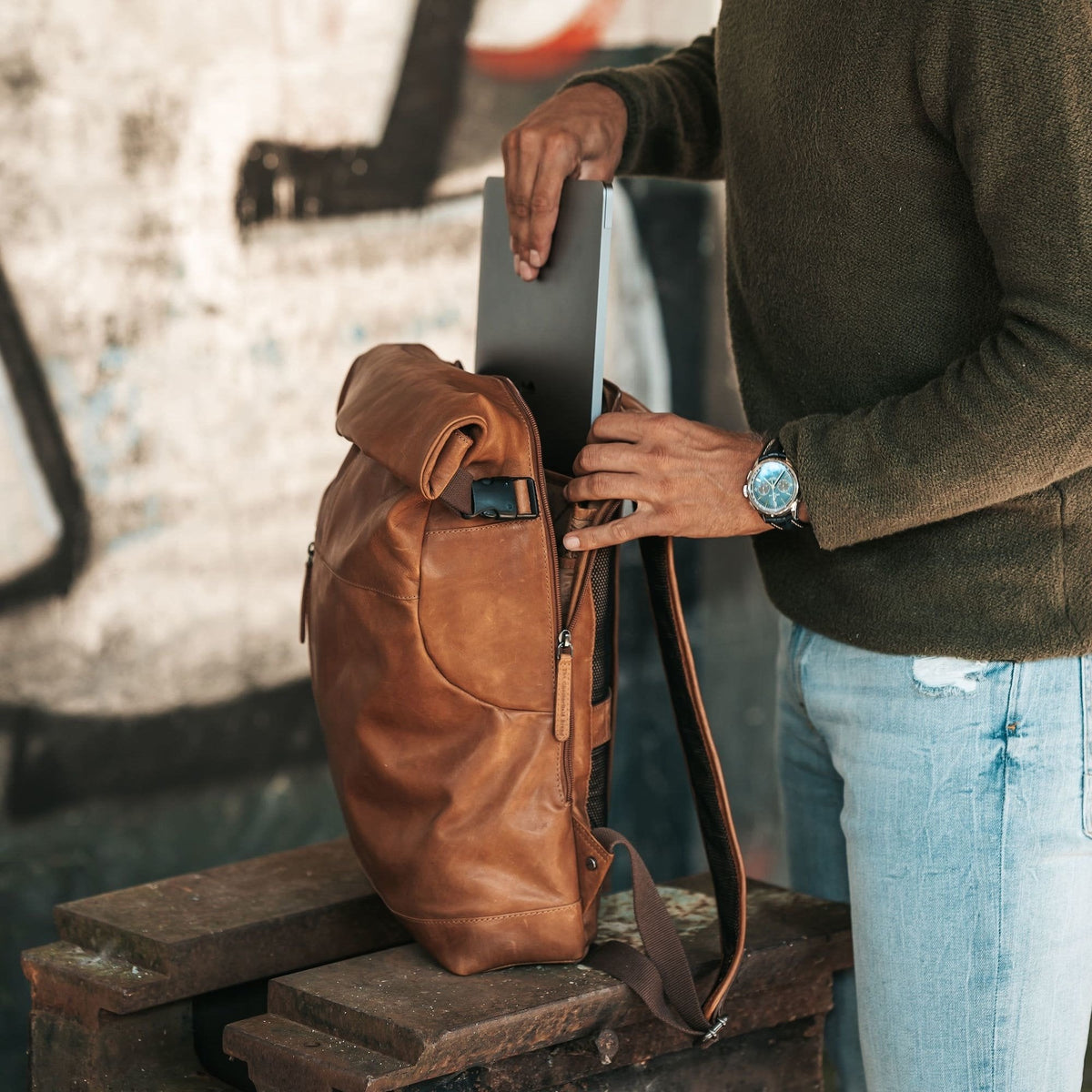 Liverpool Full-Grain Leather Roll-top Backpack para Mujer – Vista alternativa del producto 3
