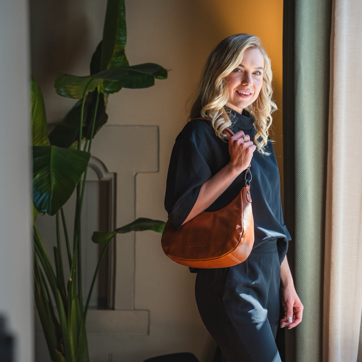 Alexandria Full-Grain Leather Shoulder Bag para Mujer – Vista alternativa del producto 3