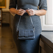 Clifden Full-Grain Leather Shoulder Bag para Mujer - Structured Side Profile Showing Gusset Depth &amp; Expansion Capacity