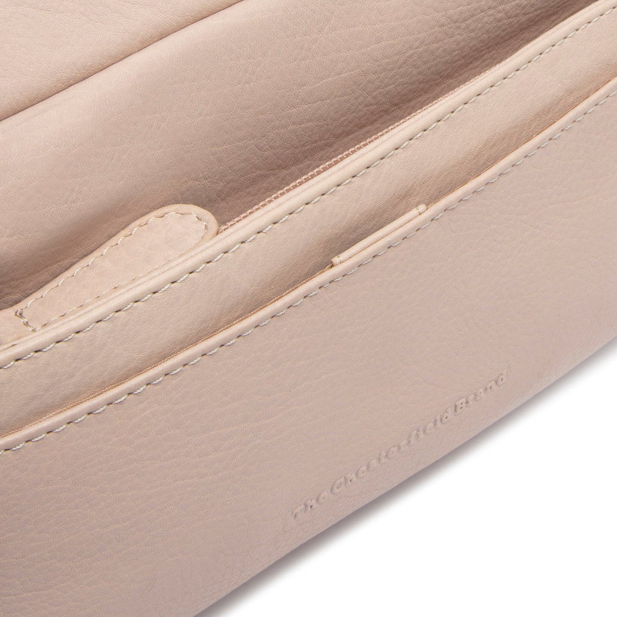 Solid Antique Brass Hardware &amp; Heavy-Duty Dual Zipper Detail on Liora Full-Grain Leather Shoulder Bag para Mujer