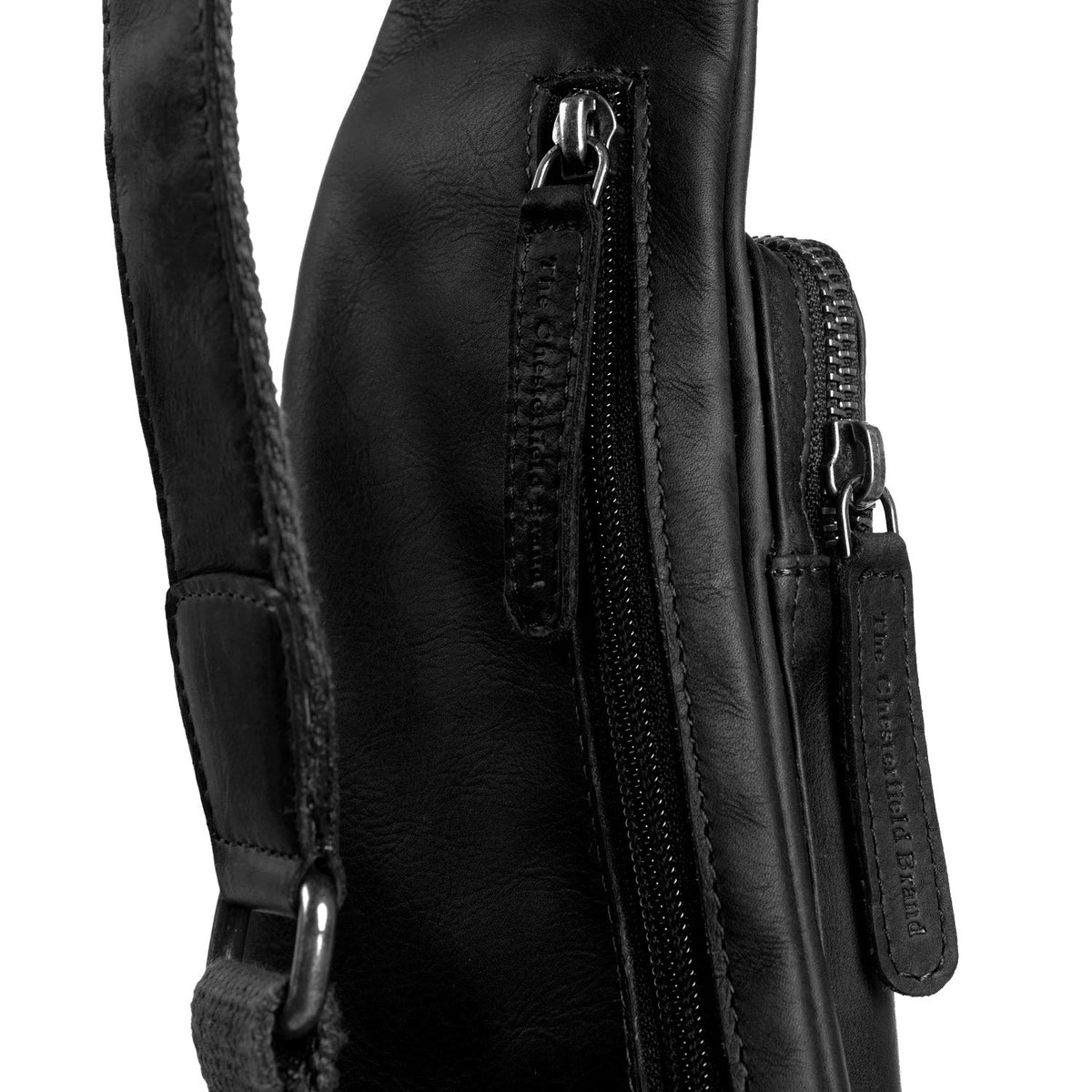 Solid Antique Brass Hardware &amp; Heavy-Duty Dual Zipper Detail on Leather Sling Bag Logan para Mujer