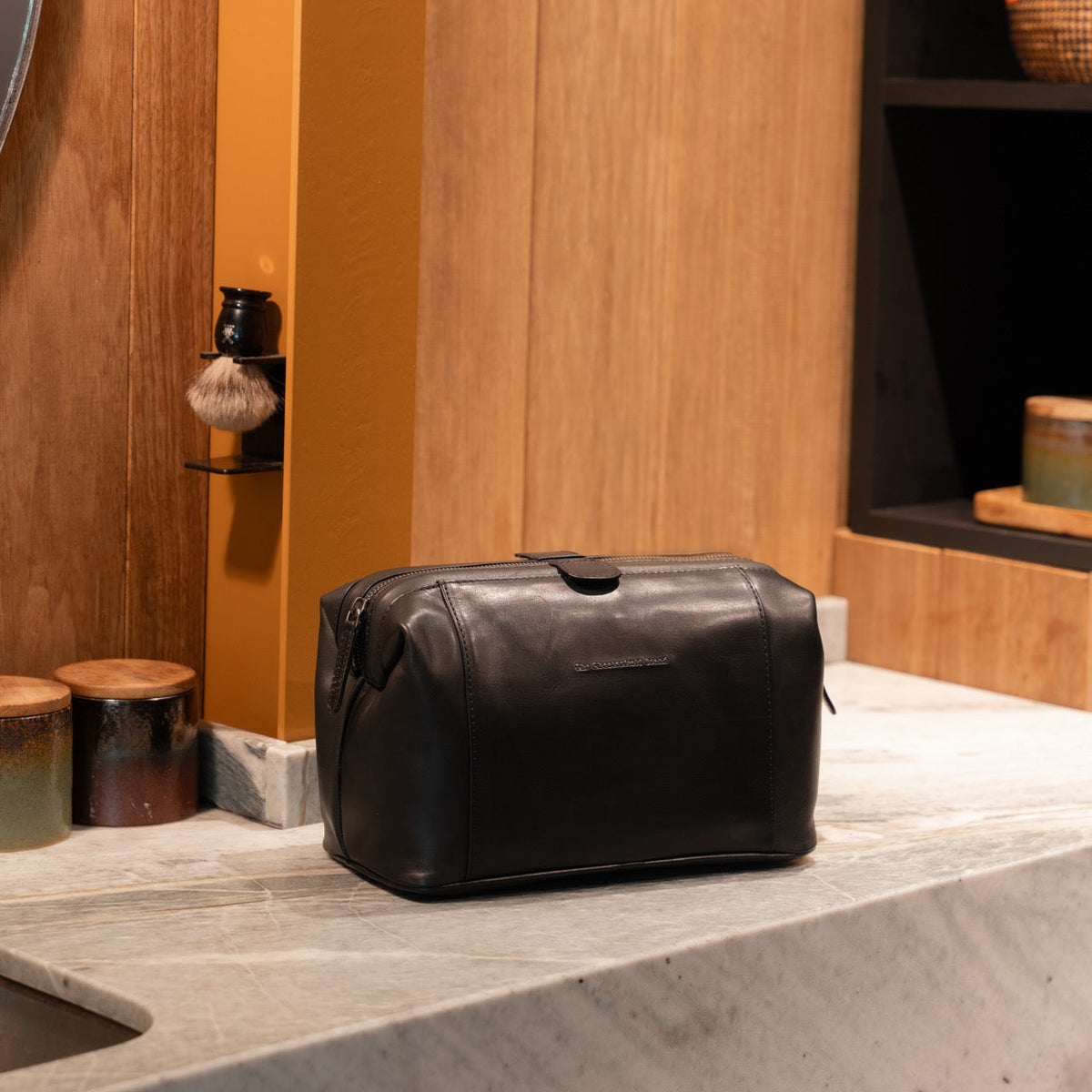 Classic 100% Full-Grain leather Goods - Vista trasera con ajuste entallado en hombros y bajo impecable