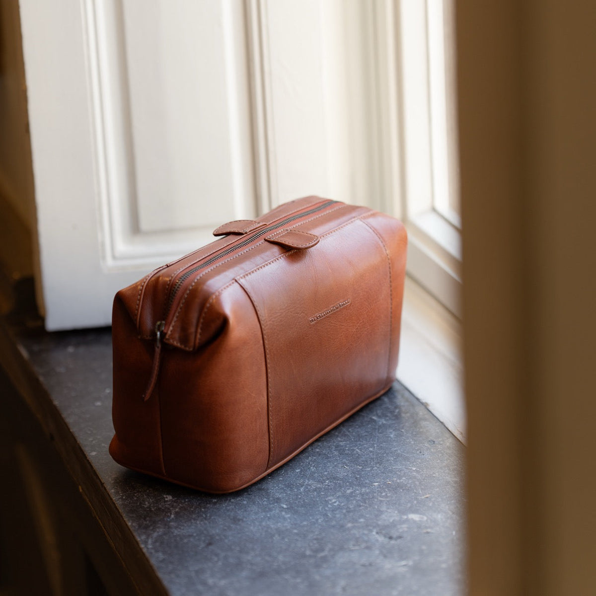 Biassa Full-Grain Leather Toiletry Bag para Mujer – Vista alternativa del producto 2