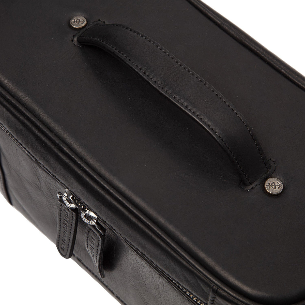 
Vista de detalle of Classic Collar & Heavy-Duty Zipper Hardware on Limone Neceser de cuero flor