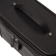 
Vista de detalle of Classic Collar & Heavy-Duty Zipper Hardware on Limone Neceser de cuero flor