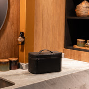 
Classic 100% Full-Grain leather Goods - Vista posterior con hombros definidos y bajo impecable