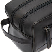 Detalle de cerca of Classic Collar &amp; Heavy-Duty Zipper Hardware on Stacey Full-Grain Leather Toiletry Bag para Mujer