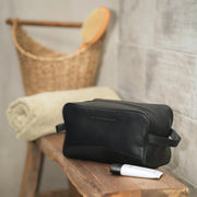 Stacey Full-Grain Leather Toiletry Bag para Mujer - Vista de perfil lateral con corte ergonómico de manga