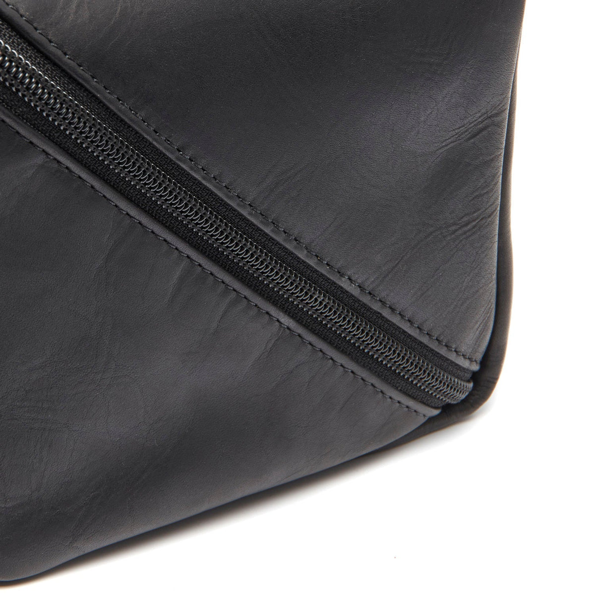 
Vista de detalle of Classic Collar & Heavy-Duty Zipper Hardware on Trevia Neceser de cuero flor