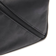 
Vista de detalle of Classic Collar & Heavy-Duty Zipper Hardware on Trevia Neceser de cuero flor