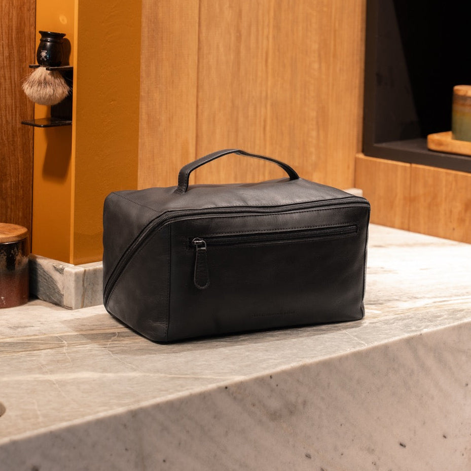 
Classic 100% Full-Grain leather Goods - Vista posterior con hombros definidos y bajo impecable