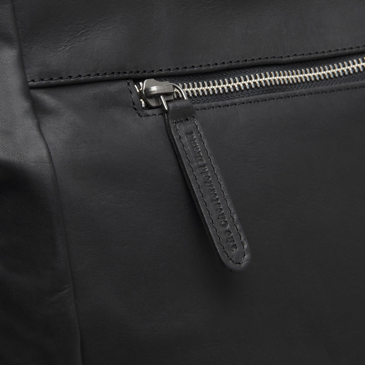 
Solid Antique Brass Hardware & Heavy-Duty Dual Zipper Detail on Berlin Bolso tote de cuero flor