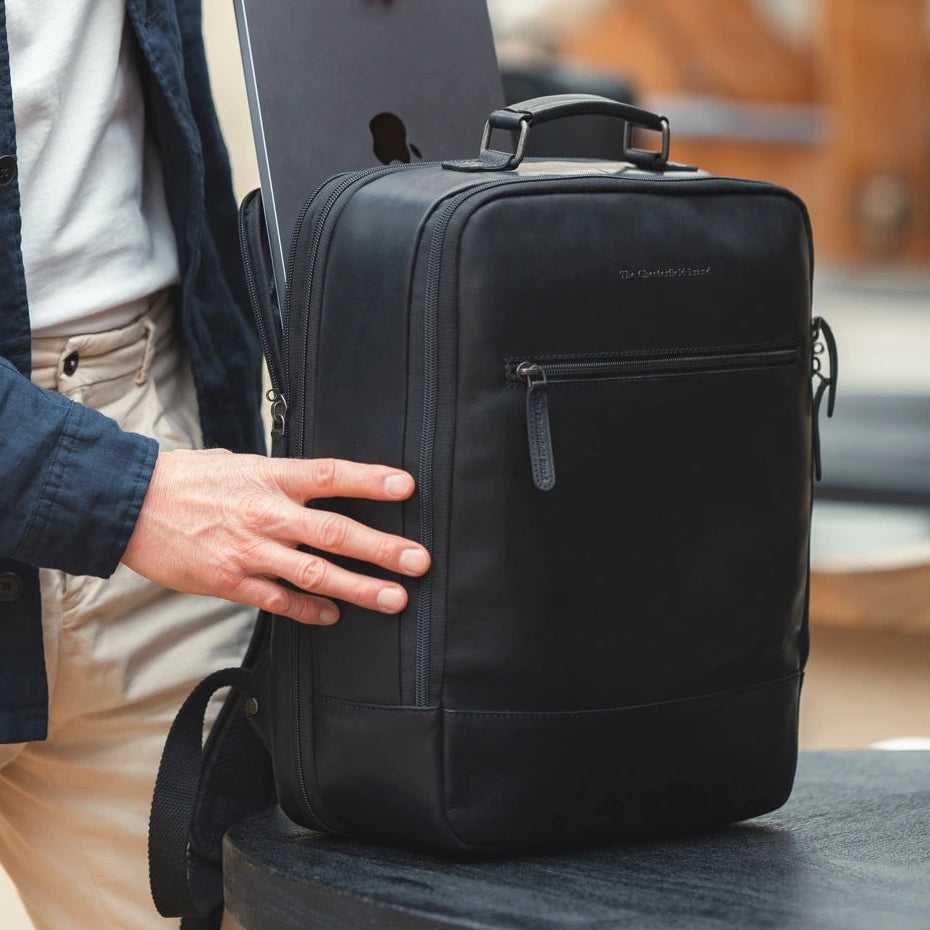 
Classic 100% Full-Grain leather Backpack - Perspectiva trasera con correas de cuero reforzadas