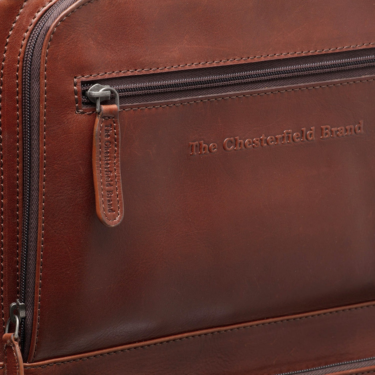 
Vista de detalle of Classic Collar & Heavy-Duty Zipper Hardware on Leather Trolley San Marino para Mujer