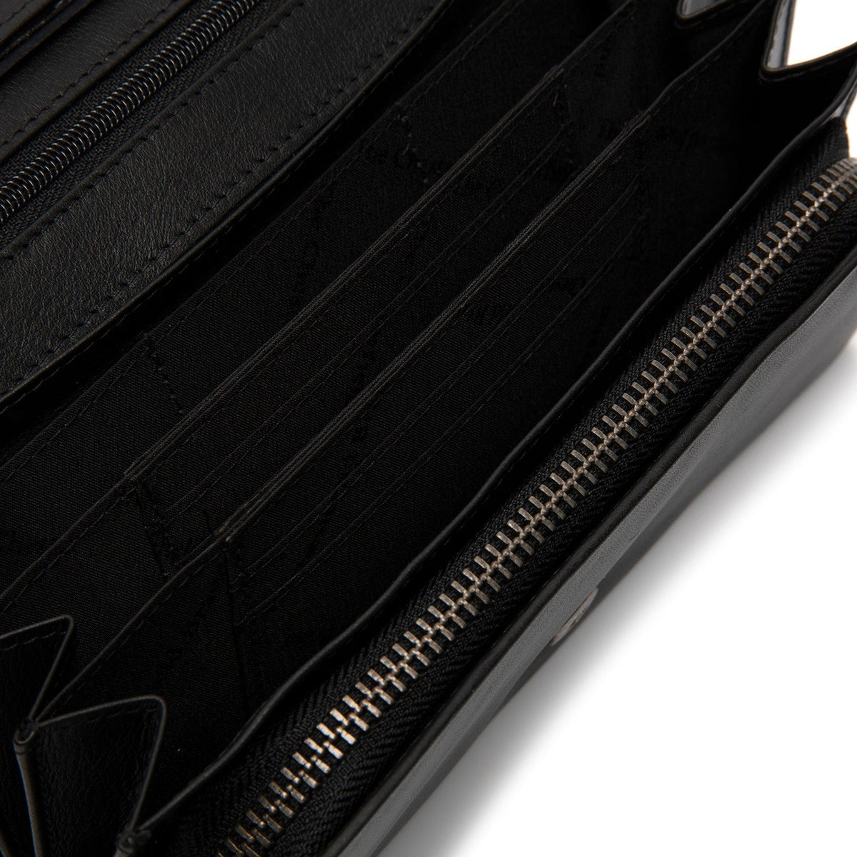 Solid Antique Brass Hardware &amp; Heavy-Duty Dual Zipper Detail on Arvento Full-Grain Cartera de Cuero para Mujer