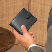
Classic 100% Full-Grain leather Wallet - Perspectiva trasera con correas de cuero reforzadas
