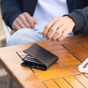Ralph Full-Grain Cartera de Cuero para Hombre - Structured Side Profile Showing Gusset Depth &amp; Expansion Capacity