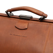 Corfu Full-Grain Leather Weekender Bag para Mujer - Structured Side Profile Showing Gusset Depth &amp; Expansion Capacity