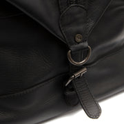
Solid Antique Brass Hardware & Heavy-Duty Dual Zipper Detail on Portsmouth II Bolsa de viaje weekender de cuero flor