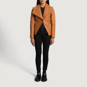 Detalle de cerca of Notch &amp; Button Hardware on Women's Lee Tostado Marrón Blazer de Cuero de Cuero para Mujer
