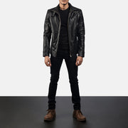 
Legacy Negro Chaqueta Biker de Cuero para Hombre - Vista lateral mostrando el corte ergonómico de mangas