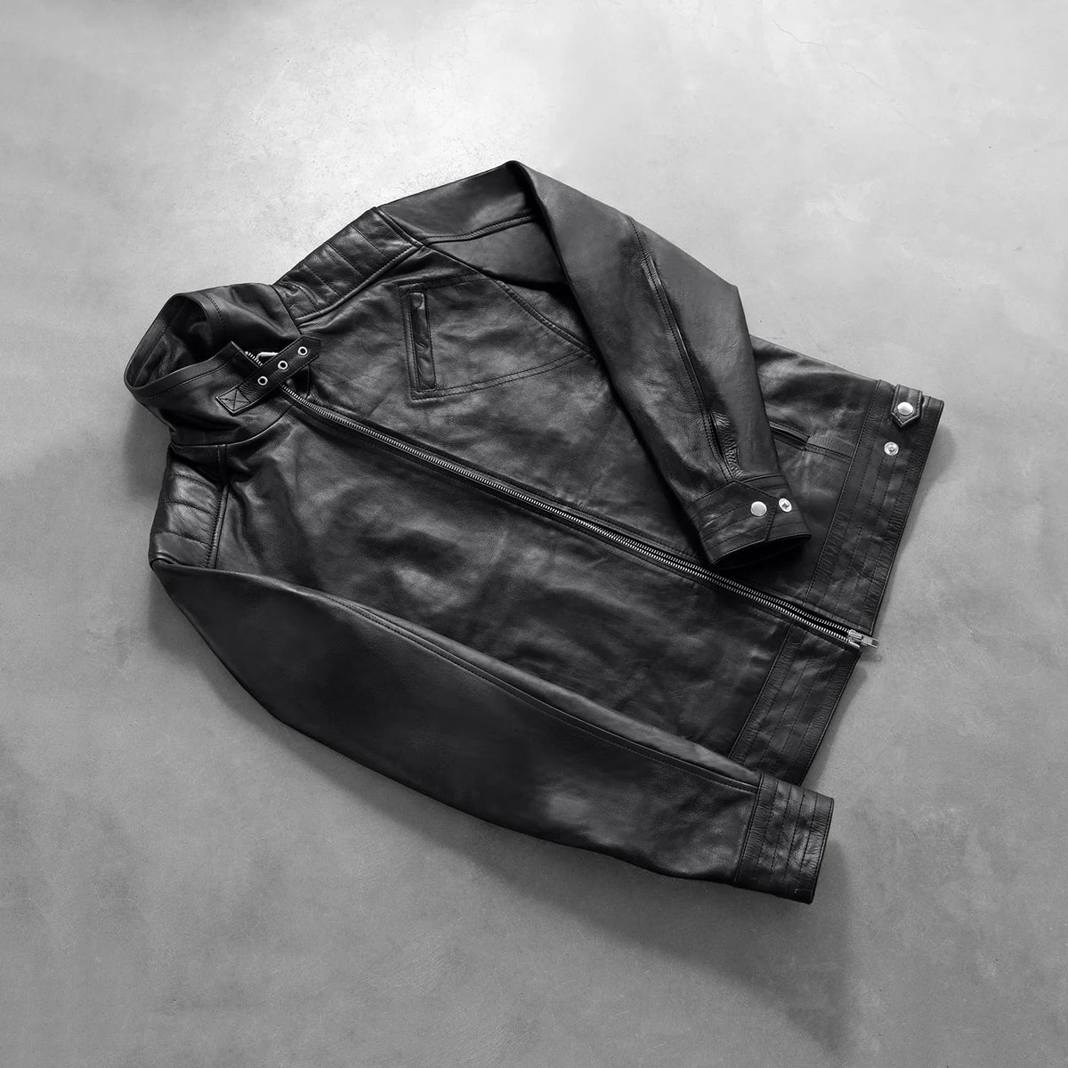 
Perspectiva del modelo vistiendo Legacy Negro Chaqueta Biker de Cuero para Hombre en modelo con caída natural bajo luz de día