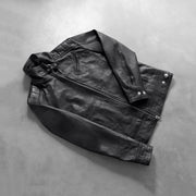 
Perspectiva del modelo vistiendo Legacy Negro Chaqueta Biker de Cuero para Hombre en modelo con caída natural bajo luz de día