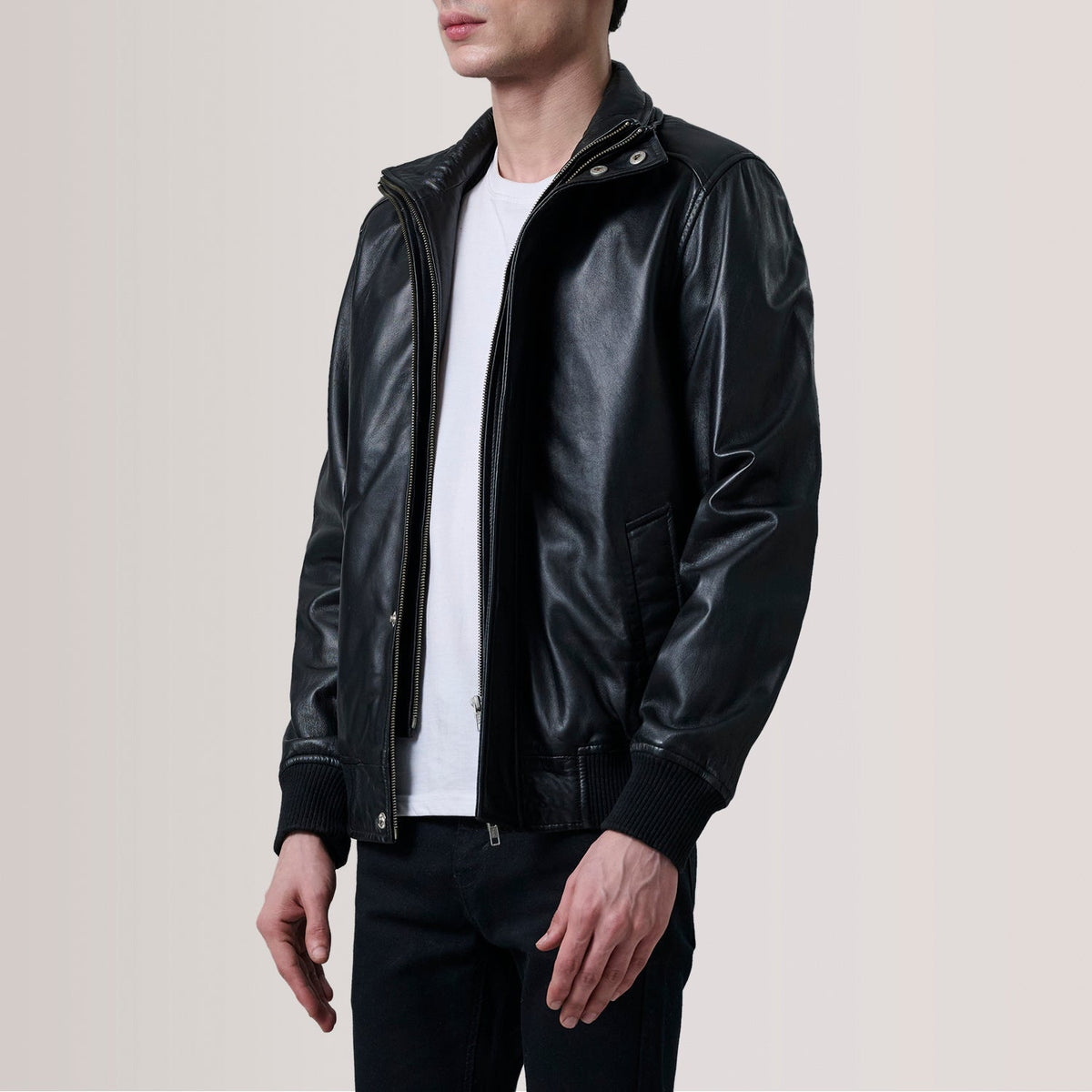 Lester Brown Suede Bomber Jacket For Men - Vista de perfil lateral con corte ergonómico de manga