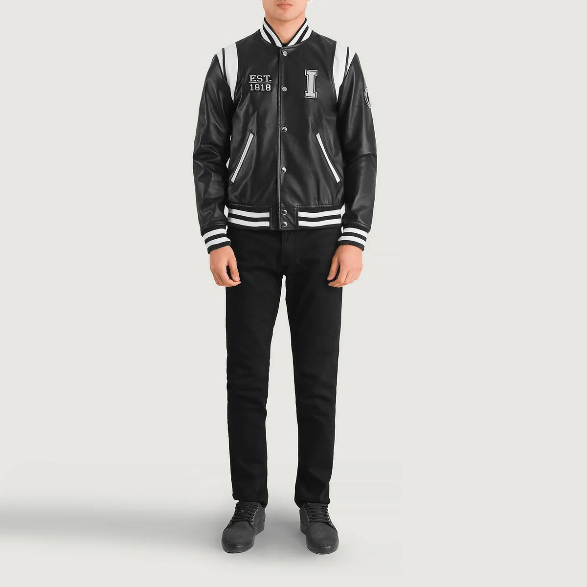 
Liberte Illinois Negro Leather Varsity Chaqueta de Cuero para Hombre - Vista lateral mostrando el corte ergonómico de mangas