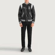 
Liberte Illinois Negro Leather Varsity Chaqueta de Cuero para Hombre - Vista lateral mostrando el corte ergonómico de mangas