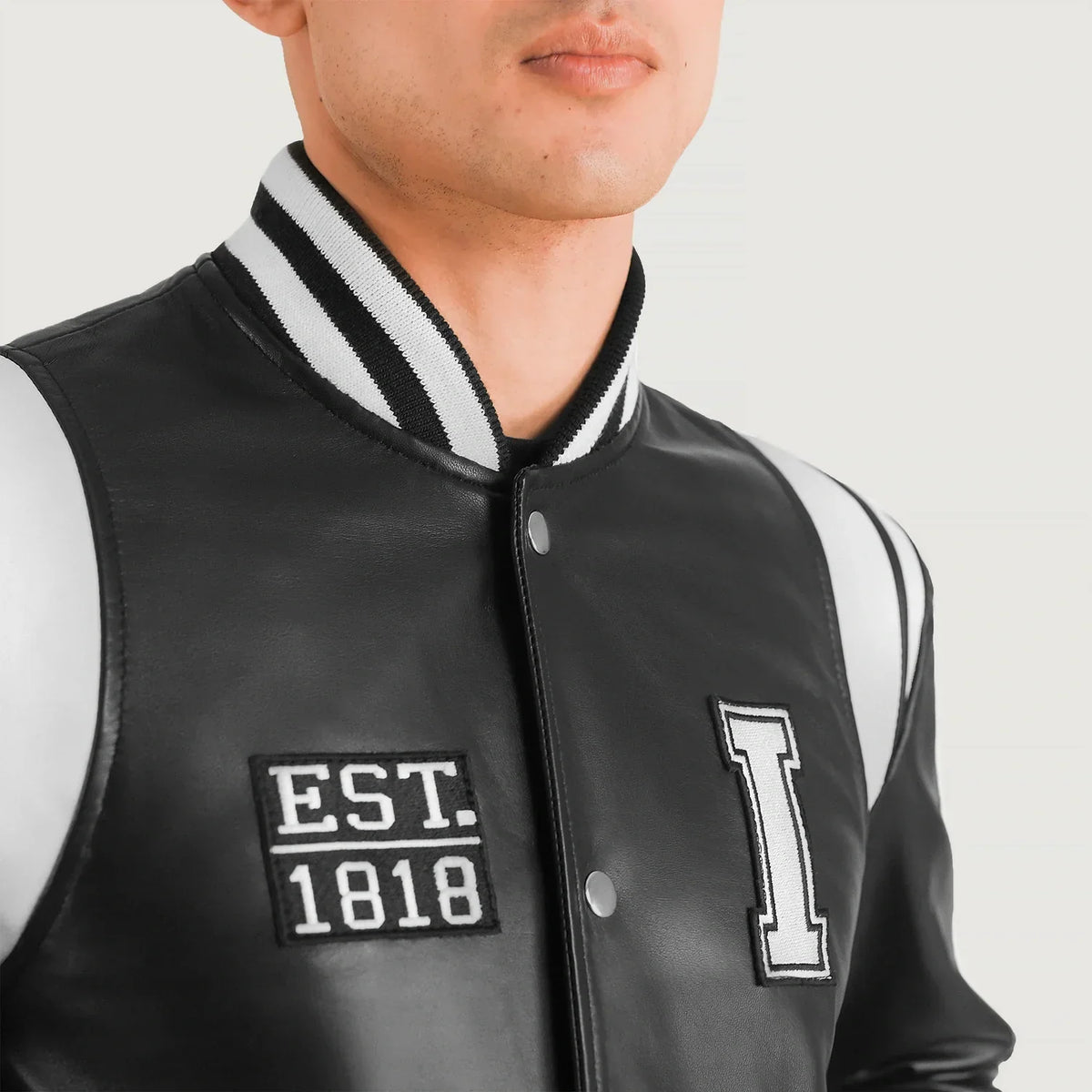 
Vista de detalle of Varsity & Snap Button Hardware on Liberte Illinois Negro Leather Varsity Chaqueta de Cuero para Hombre