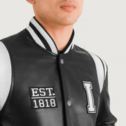 
Vista de detalle of Varsity & Snap Button Hardware on Liberte Illinois Negro Leather Varsity Chaqueta de Cuero para Hombre