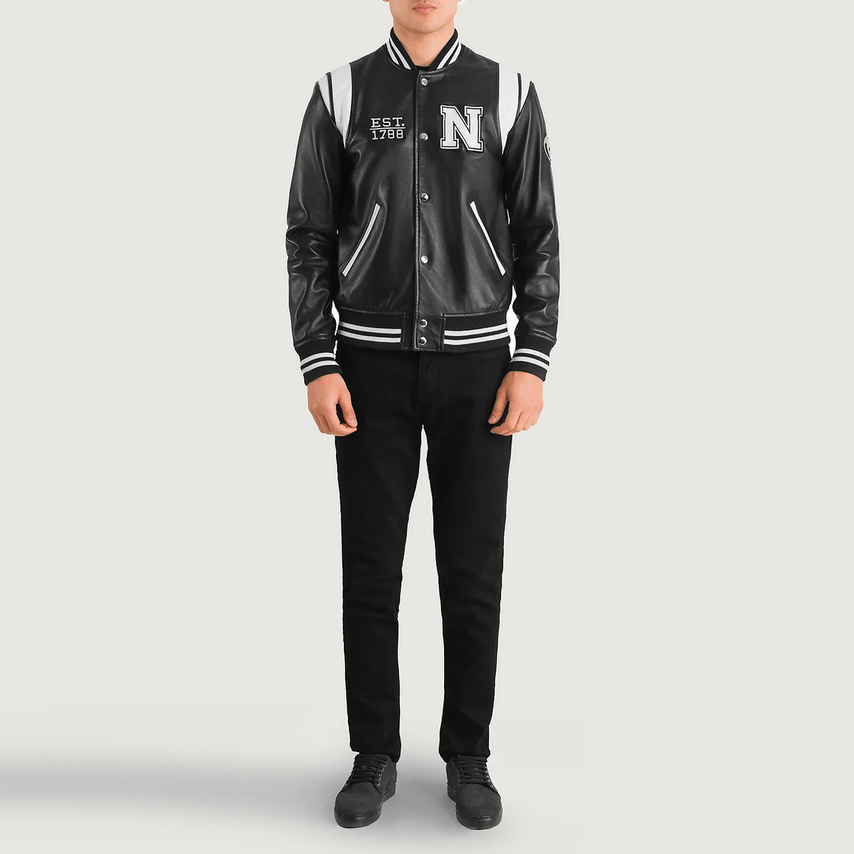 
Liberte New York Negro Leather Varsity Chaqueta de Cuero para Hombre - Vista lateral mostrando el corte ergonómico de mangas