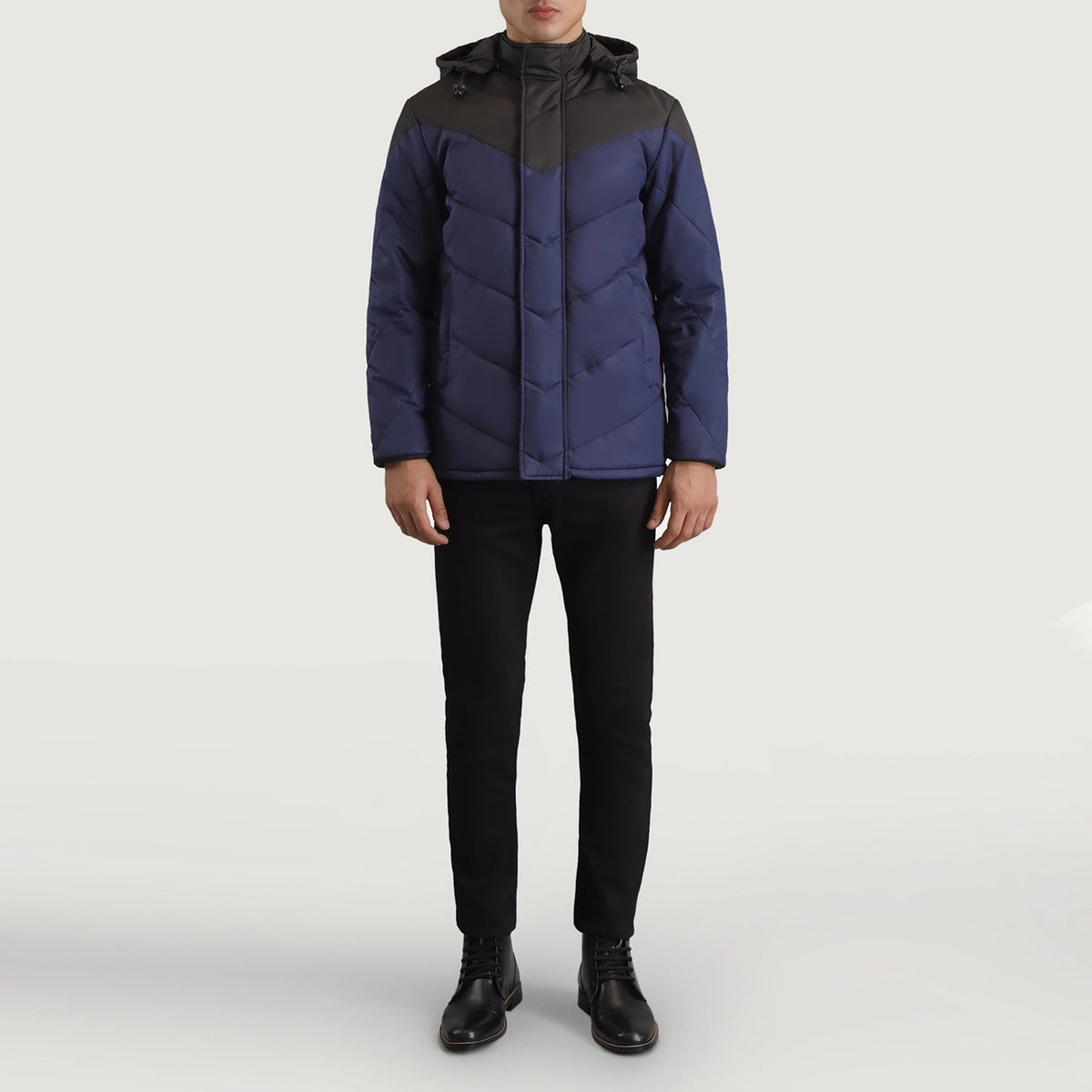 
Luka Negro & Azul Hooded Puffer Chaqueta de Cuero para Hombre - Vista lateral mostrando el corte ergonómico de mangas