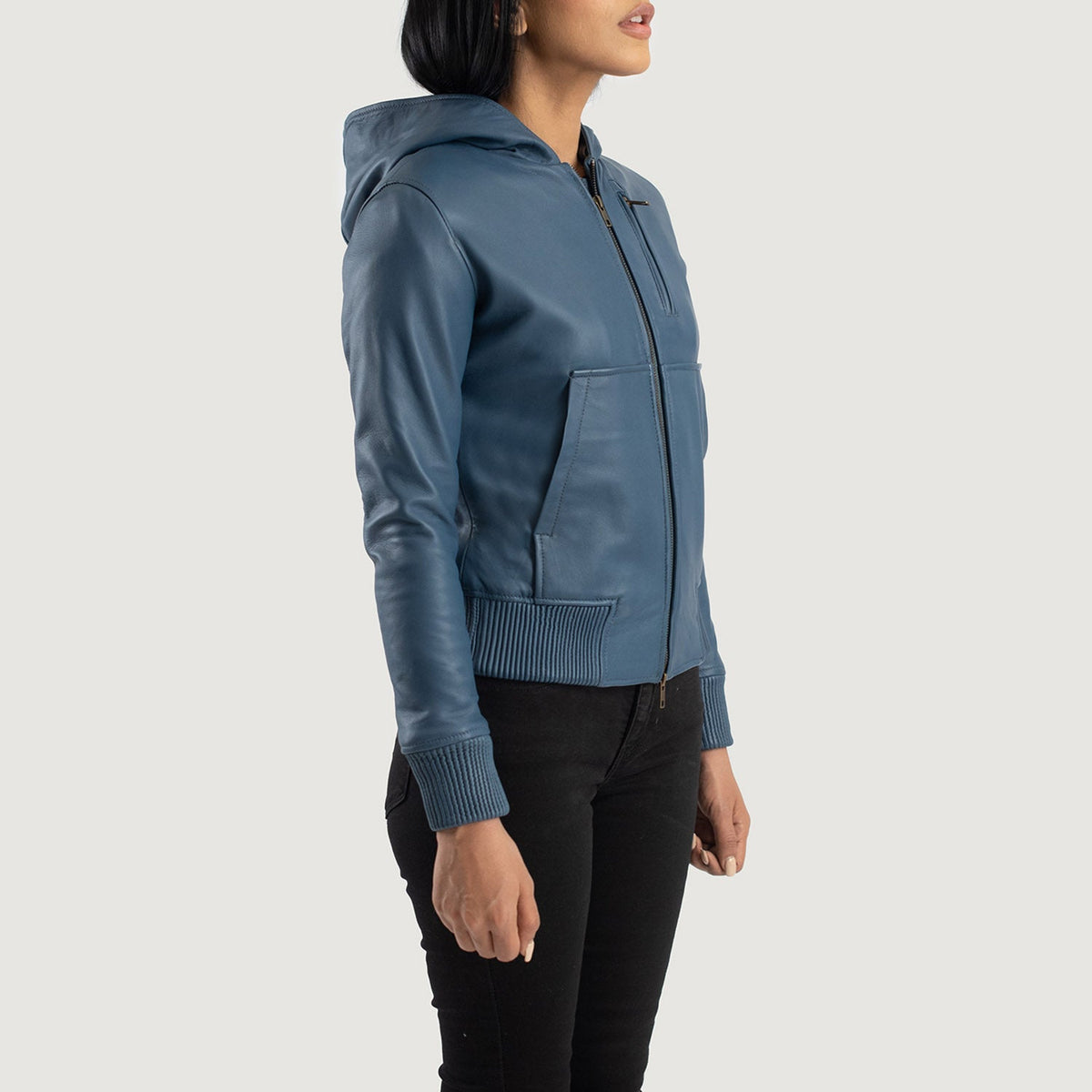 
Blue Sheepskin Leather Bomber Jacket - Vista posterior con hombros definidos y bajo impecable