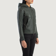 
Perspectiva del modelo vistiendo Luna Blue Hooded Leather Bomber Jacket en modelo con caída natural bajo luz de día