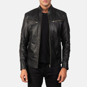 Men's Mack Negro Chaqueta Biker de Cuero para Hombre in Black Goatskin Leather - Vista frontal y silueta a medida | Comprar online