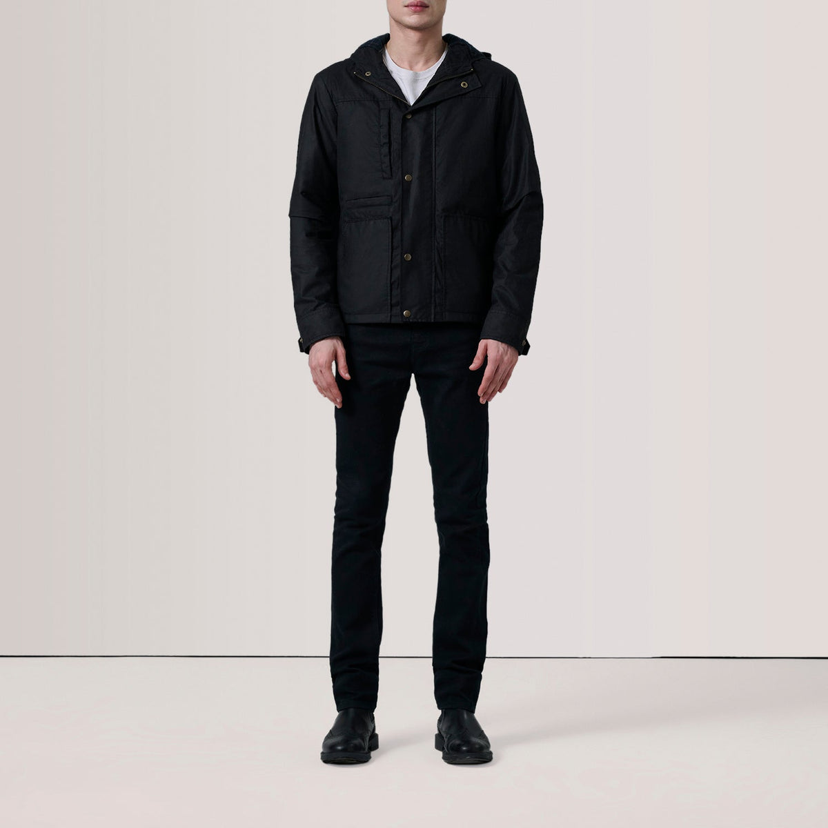 Black Waxed Cotton Canvas Hooded Jacket - Vista trasera con ajuste entallado en hombros y bajo impecable