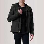 
Marlo Olive Canvas Hooded Work Chaqueta de Cuero para Hombre For Men in Olive Waxed Cotton Canvas - Vista frontal y silueta entallada | Comprar online