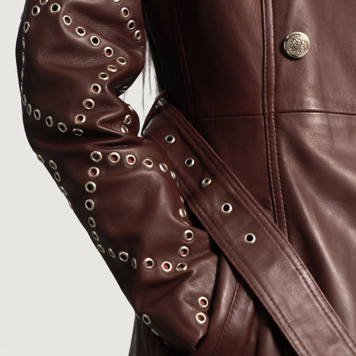 Detalle de cerca of Notch &amp; Button &amp; Waist belt Hardware on Women's Missoni Granate Trench de Cuero para Mujer